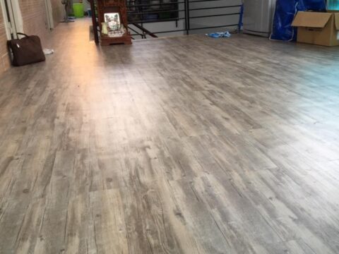 Thi công sàn nhựa giả gỗ deluxe 1059